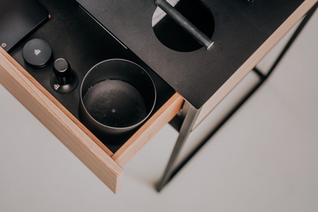 Baristatisch Inlay mit Tamper, Waage und Kaffeemühle von qup. Handwerklich gefertigt in Heidelberg